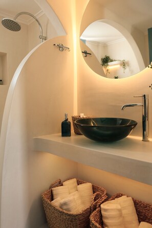 Villa, eigener Pool, Poolseite | Badezimmer | Dusche, Haartrockner, Bademäntel, Handtücher