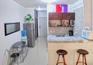 Geladeira, micro-ondas, cooktop, cafeteira/chaleira