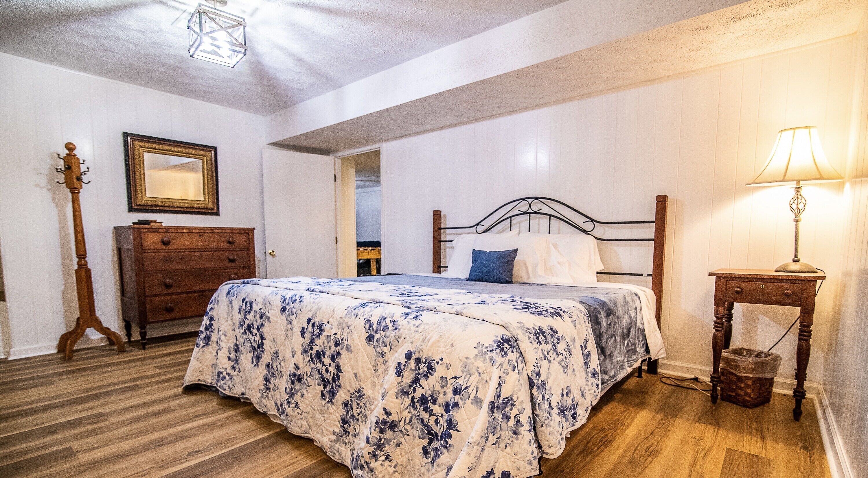 4 soverom, skrivebord, strykejern/-brett og wi-fi (inkludert)