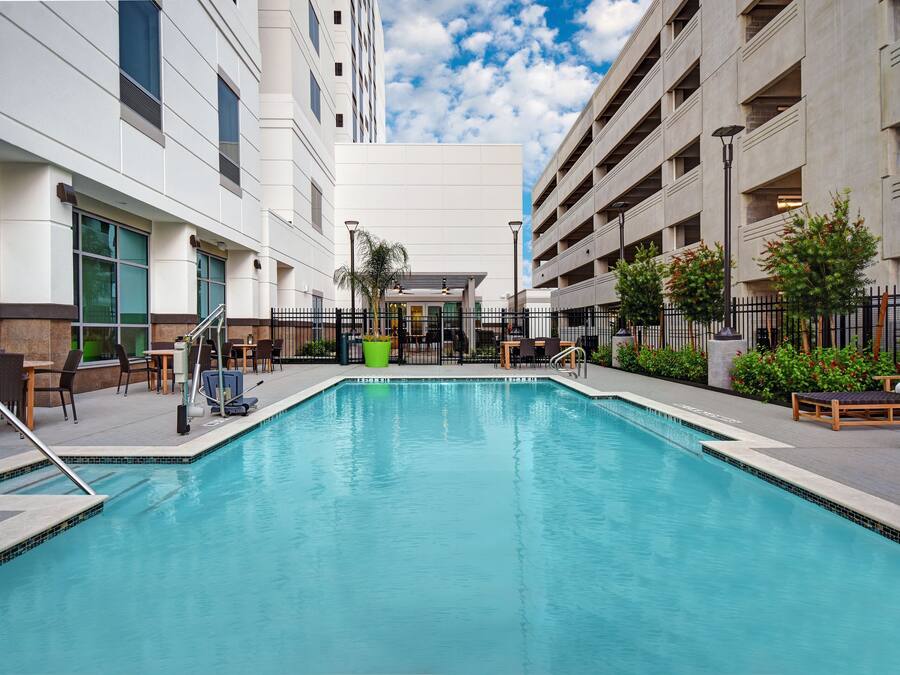 Een buitenzwembad en ligstoelen