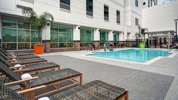 Piscina externa, espreguiçadeiras