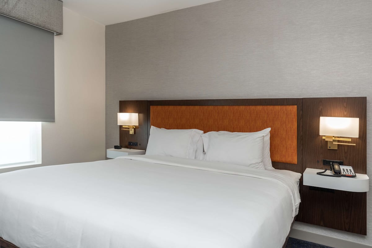Iron/ironing board, bed sheets