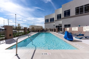 Seasonal outdoor pool - Hampton Inn & Suites Houston Sugar Land (Sugar Land)