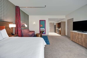 Caja fuerte, tabla de planchar con plancha, ropa de cama