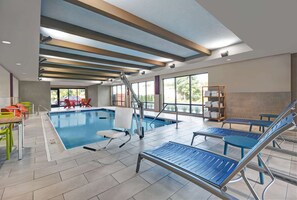 Piscine intérieure, chaises longues