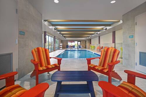 Indoor pool, sun loungers