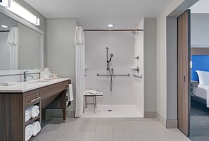Suite, 1 cama King size, con acceso para personas discapacitadas (Roll In Shower) | Regadera en el baño