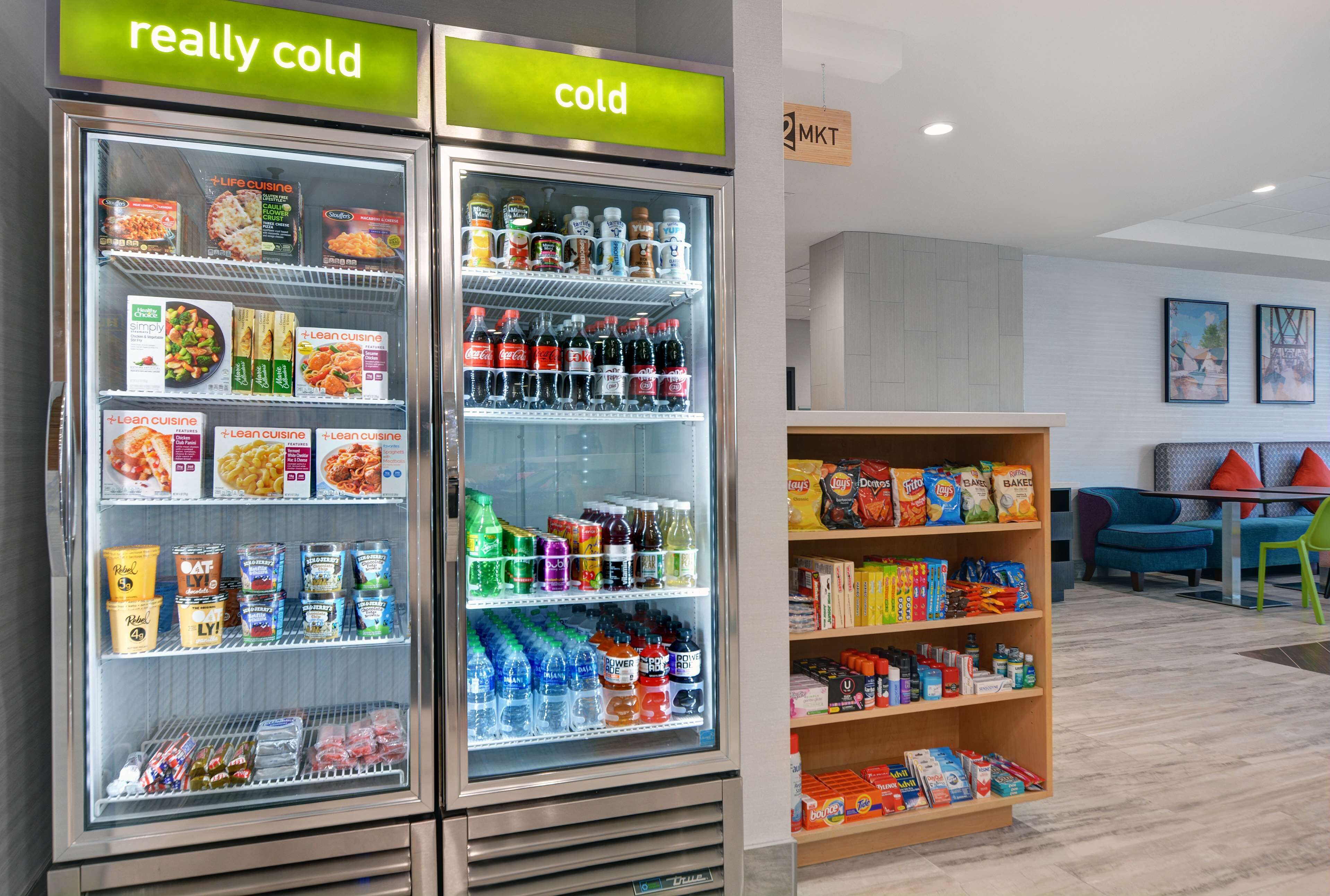 Deux vitrines réfrigérées, l’une portant l’étiquette « très froid » et l’autre « froid », exposant divers produits alimentaires et boissons.