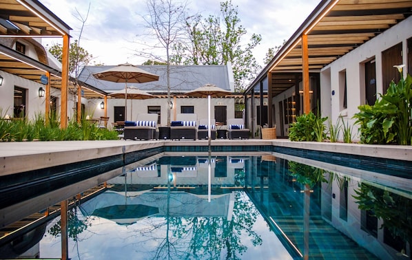 Outdoor pool, open 6:00 AM to 6:00 PM, sun loungers - Southern Sun de Wagen (Stellenbosch)