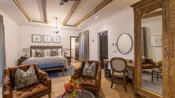 Sengetøy av topp kvalitet, minibar, safe på rommet og skrivebord