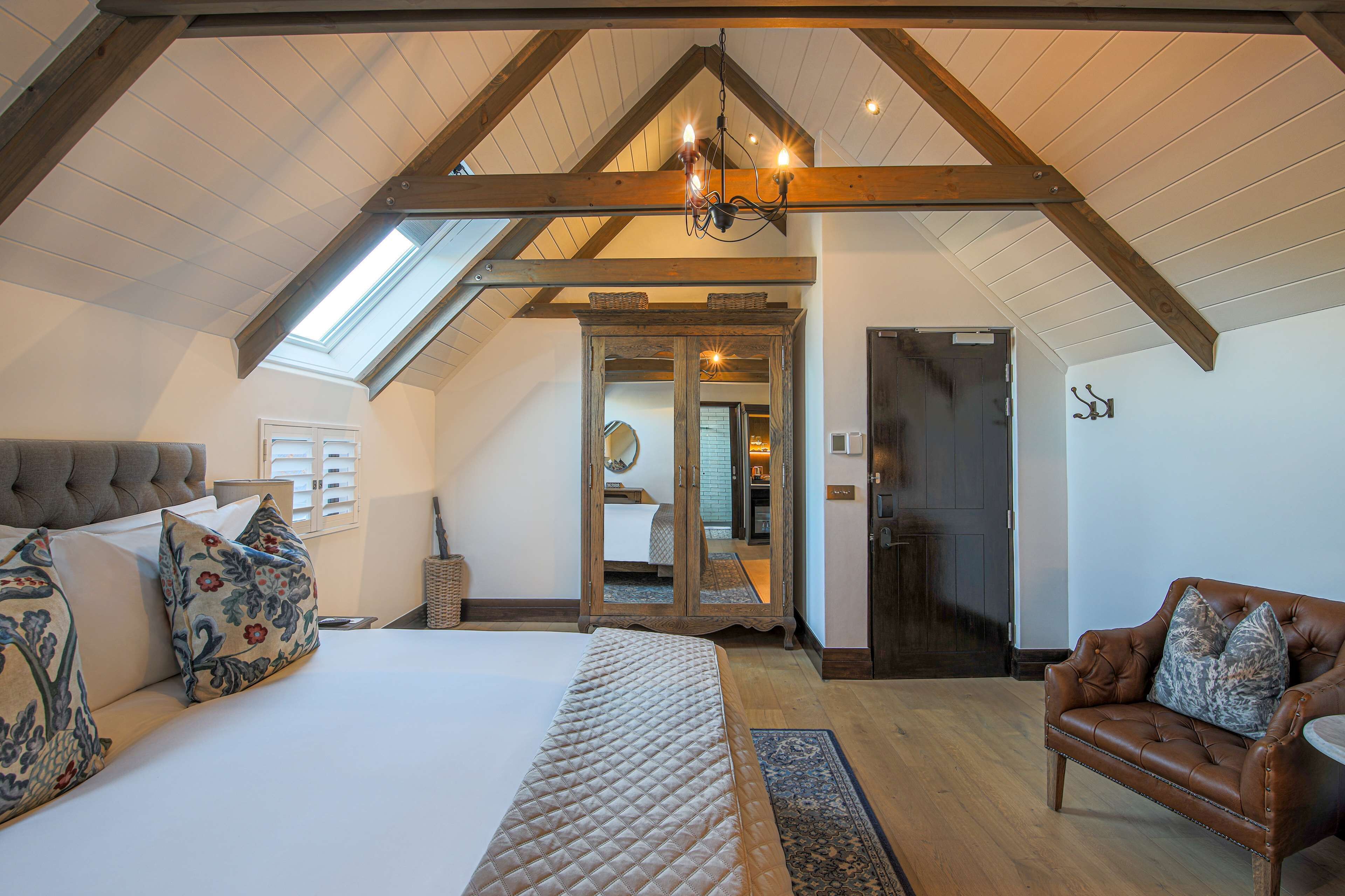 kuyperhuis deluxe king bed non-smoking | hypo-allergenic bedding, minibar, in-room safe, blackout curtains