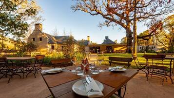 Se sirven desayunos, comidas y cenas