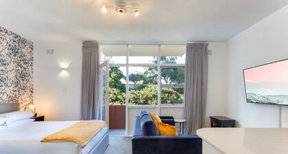 Comfy Balcony Studio near Parks, Shopping & Dining