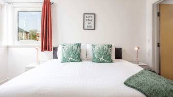 2 bedrooms, desk, iron/ironing board, travel cot