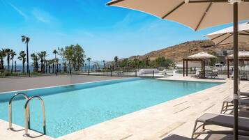 Indendørs pool, sæsonbestemt udendørs pool, gratis hytter, parasoller