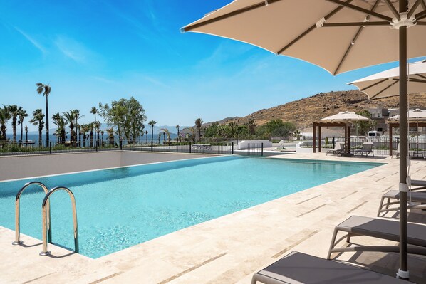 من حمّامات السباحة المغطاة، حمّام سباحة خارجي موسمي، كبائن مجانية