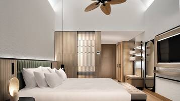 Un dormitorio moderno con una cama grande, un ventilador de techo y un armario empotrado.