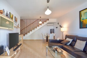 Smart TV - Villa Solsidan with Pool, Jacuzzi, high speed internet,15 minutes from Marina (Playa Blanca)