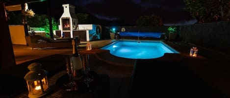 حمّام سباحة خارجي، حمّام سباحة مُدفَّأ