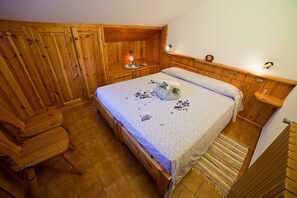 2 quartos, cofres nos quartos, ferros/tábuas de passar roupa