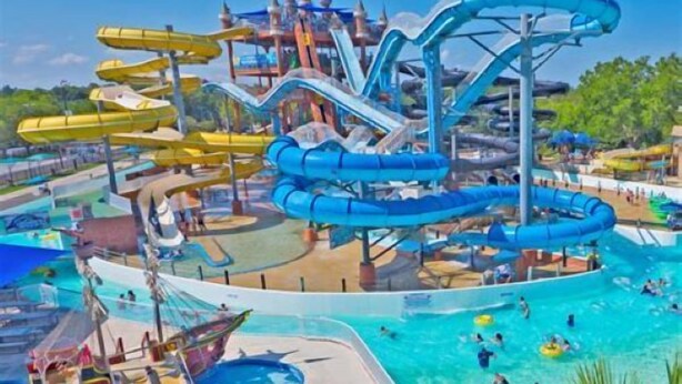 Un parc aquatique doté de nombreux toboggans et de plusieurs piscines.