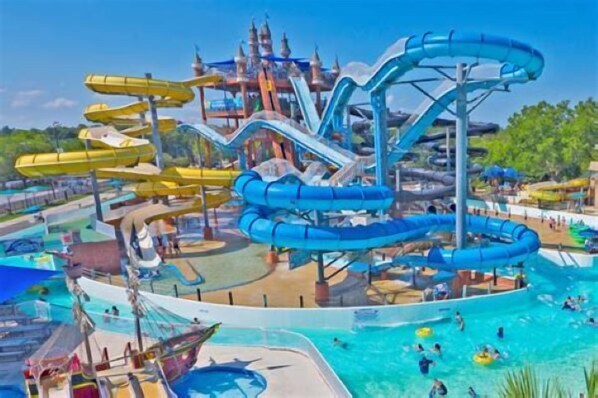 Pool - Waterpark FUN! A few steps away from the Schlitterbahn Waterpark. (New Braunfels)