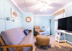 تلفزيون، كُتُب، مكتب