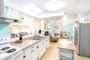 ثلاجة، ميكروويف، فرن، موقد طهي مسطح