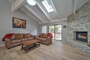 Smart TV, caminetto, Netflix, Hulu