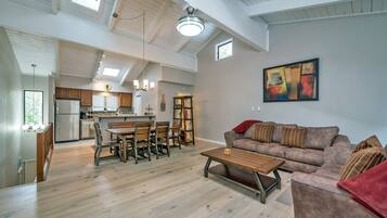 Smart TV, fireplace, Netflix, Hulu