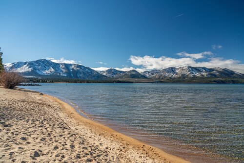 Cozy, updated, minutes to the Lake and Ski resort