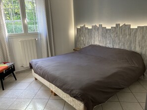 3 habitaciones y tabla de planchar con plancha