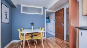 Apartment | Eigene Küche | Kühlschrank, Mikrowelle, Ofen, Herdplatte