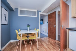 Private kitchen - Winter Break in Old Town Apartment Near Castle (Edinburgh)