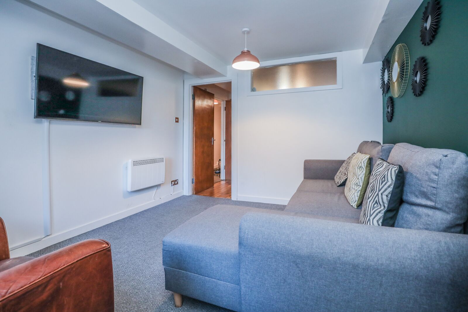 Apartment | Wohnzimmer | 30-Zoll-Fernseher mit Digitalempfang