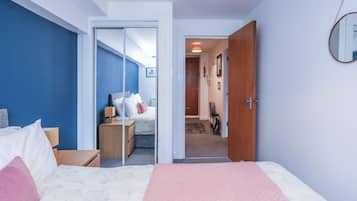 1 habitación, tabla de planchar con plancha, wifi gratis y ropa de cama