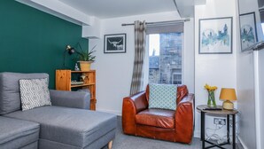 30-inch TV with digital channels - Old Town Gem - Castle, Dark History, Uni (Edinburgh)
