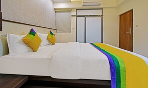 Desk, free WiFi, bed sheets - Itsy Hotels Deluxe Inn (Chennai)