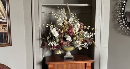 Cozy and artistic Pied-a-Terre, perfect for a weekend romantic getaway.