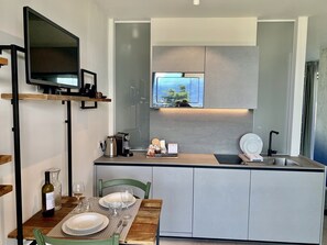 Réfrigérateur, micro-ondes, plaque de cuisson, lave-vaisselle