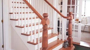 A wooden staircase with white balusters and a dark wooden handrail. - LA BELLE BLANCHE MAISON VUE DU FLEUVE, PRÈS DE MÉTIS SUR MER (Saint-Ulric)