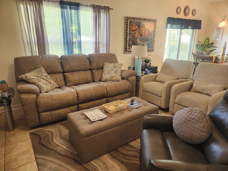 Amazing Location! 1mile Away From The Beach! Spacious Condo In Gulf Shores - Gulf Shores, AL