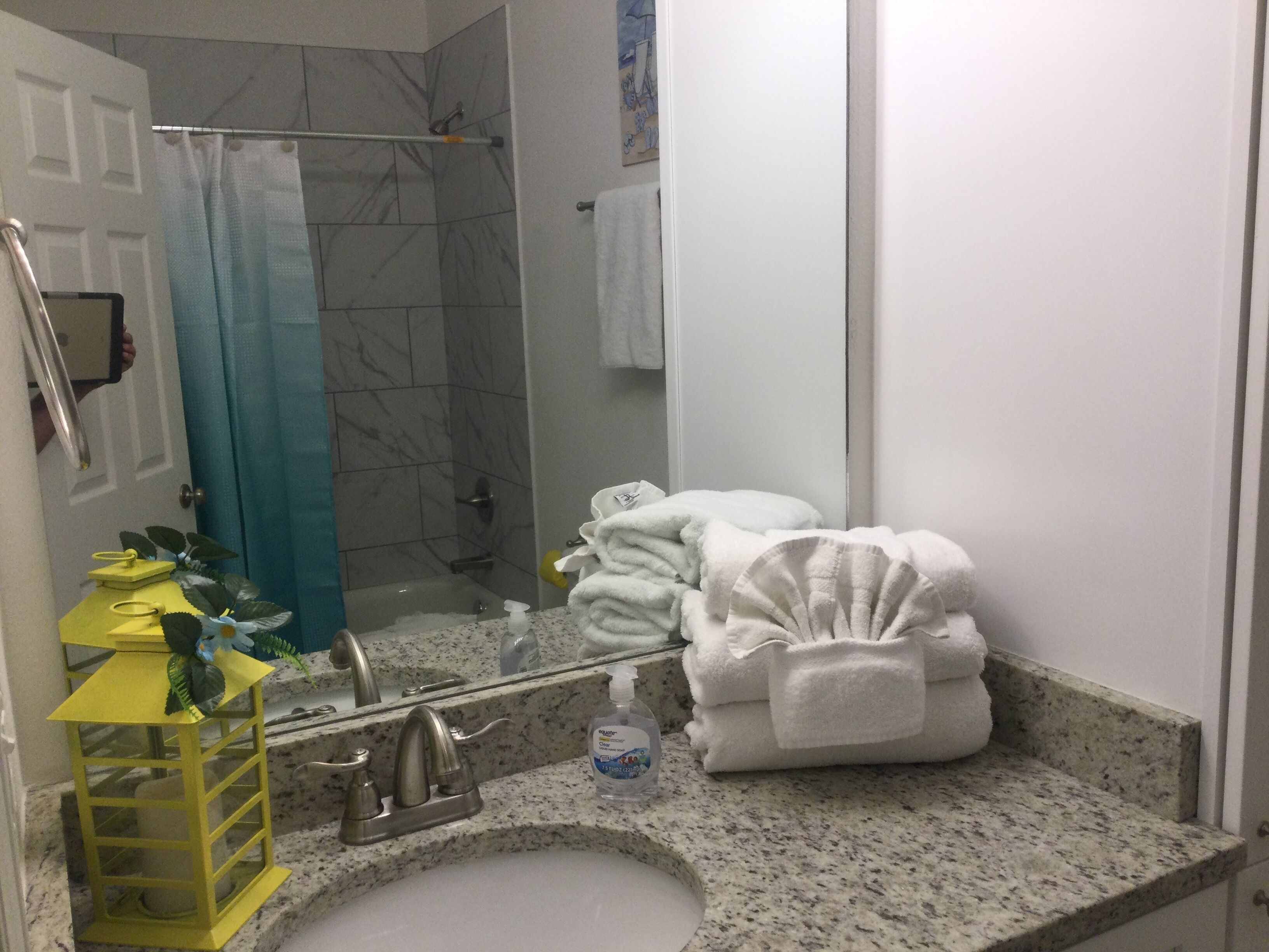 Banheira, secador de cabelo, toalhas de banho, sabonete