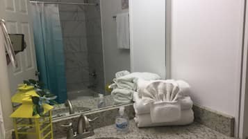 Banheira, secador de cabelo, toalhas de banho, sabonete