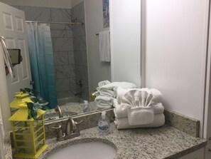 Badewanne, Haartrockner, Handtücher, Seife
