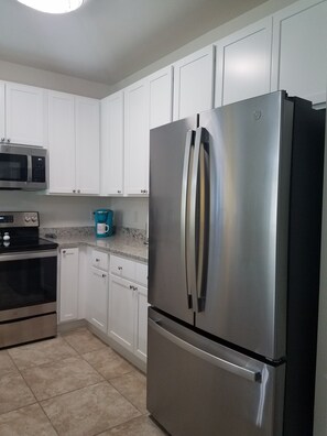 Frigorífic, microones, forn i placa de cuina