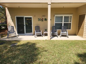 Terrace/patio - Amazing location!  1mile away from the Beach! Spacious Condo in Gulf Shores😎 (Gulf shores)