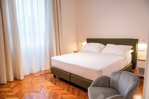 Suite, terrasse, vue partielle sur la mer