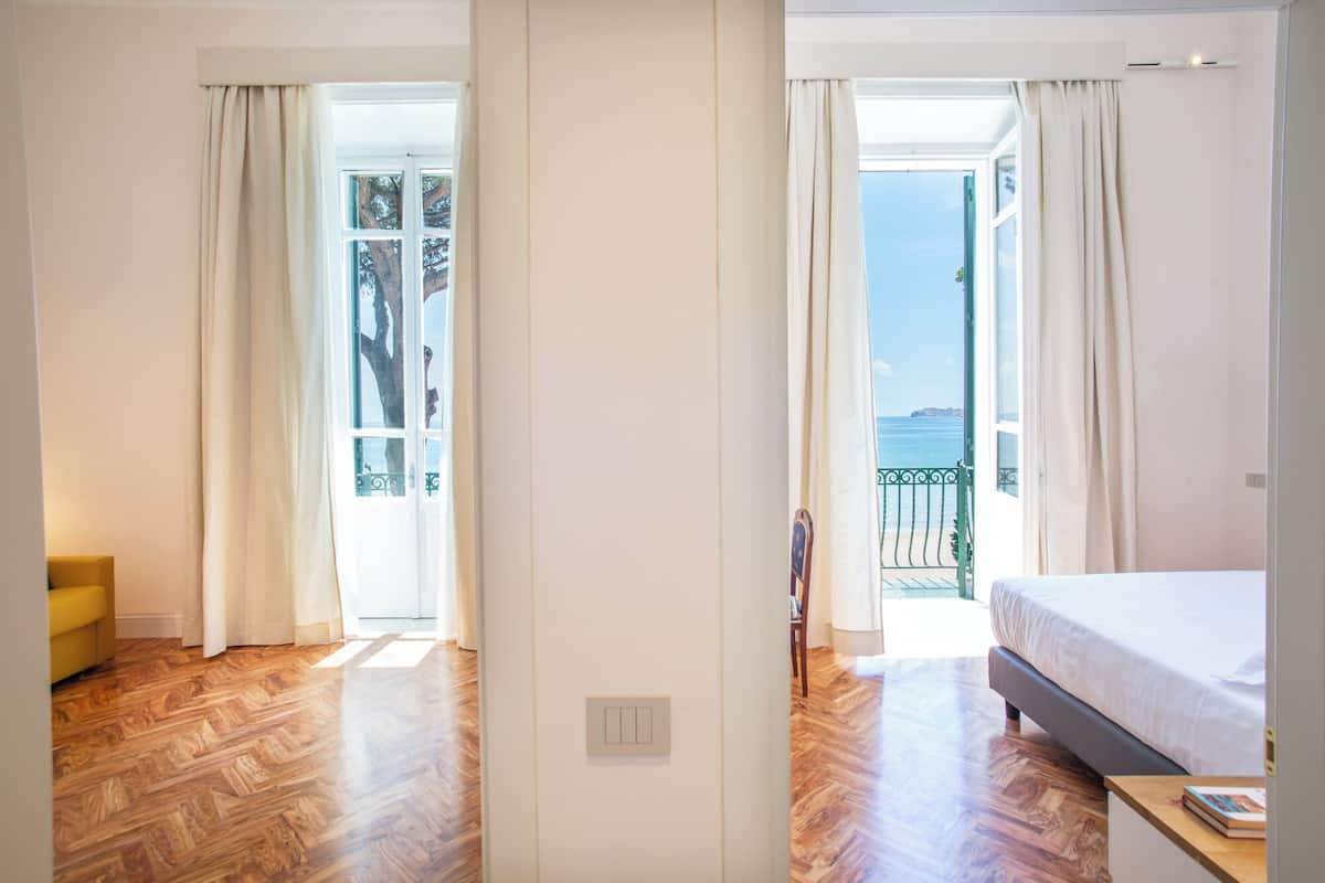 Panorama-suite - balkon - havudsigt | 1 soveværelse, senge med topmadrasser, skrivebord