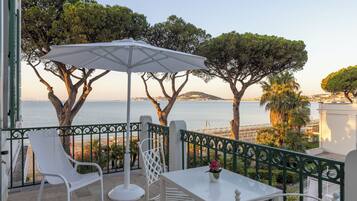 Suite, terrasse, vue partielle sur la mer | Vue de la chambre